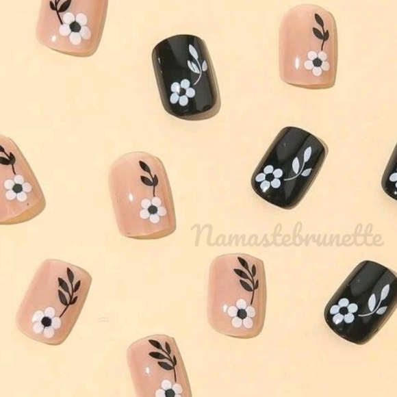 2/$16 Floral Short Press On Nails - Picture 10 of 17